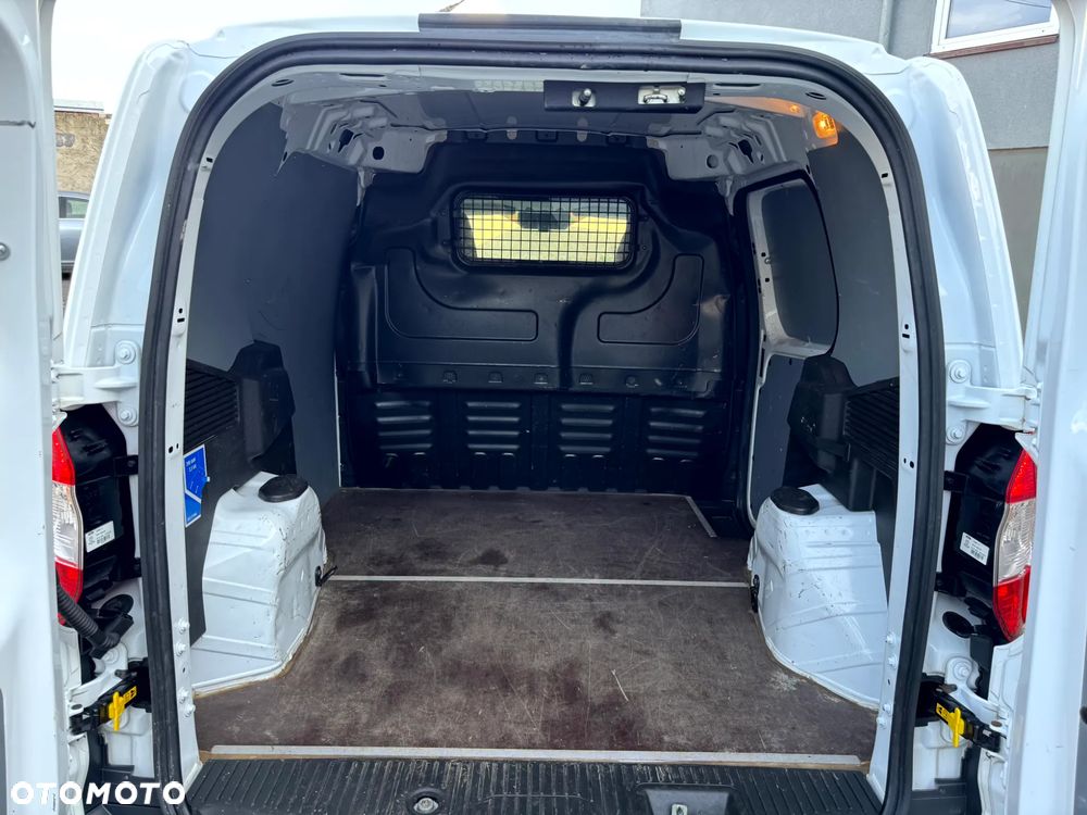 Ford Transit Courier - 18