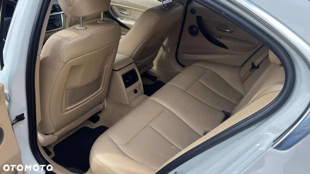 BMW Seria 3 328i Luxury Line - 26