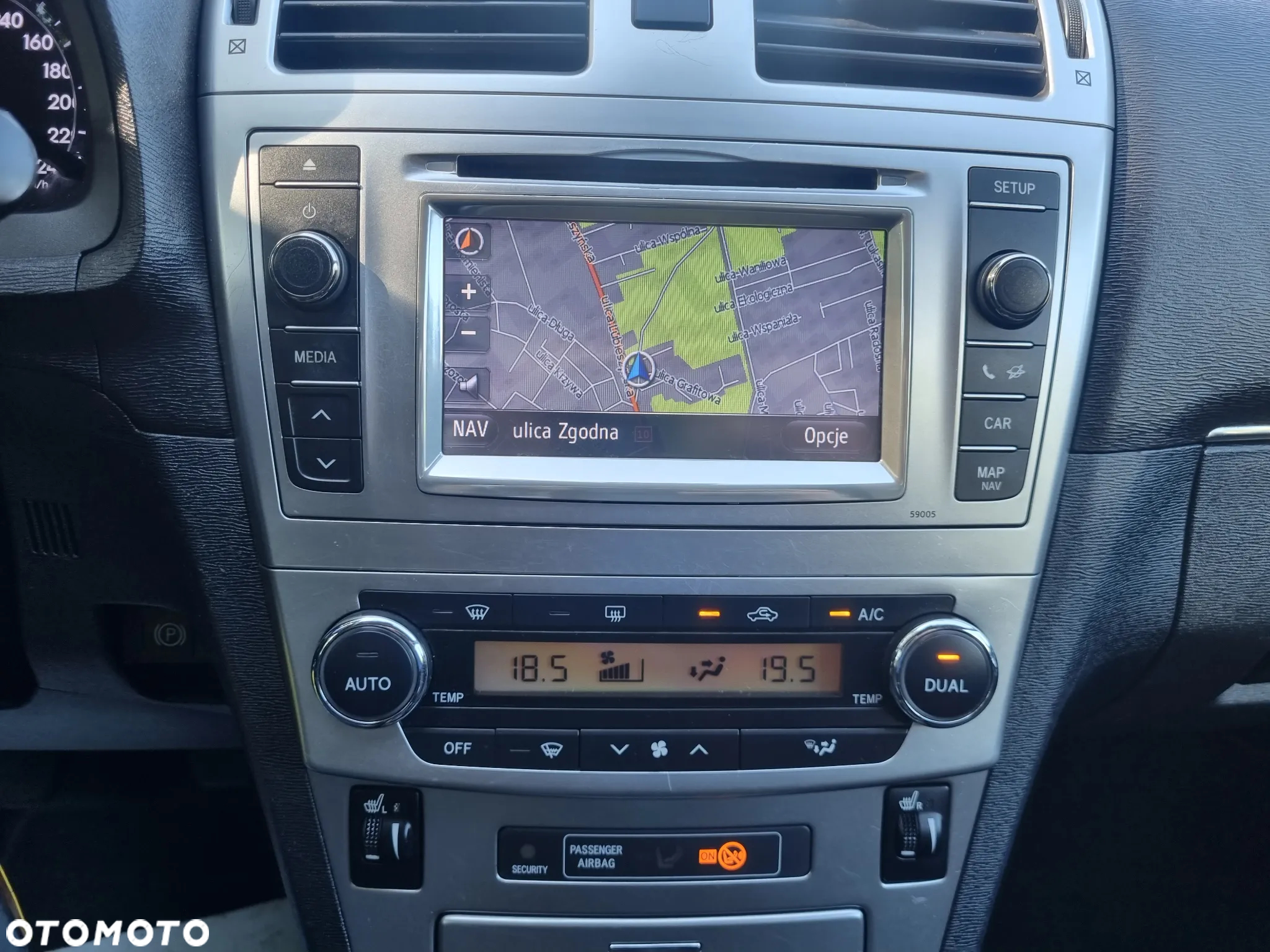 Toyota Avensis 1.8 Sol NAVI - 17