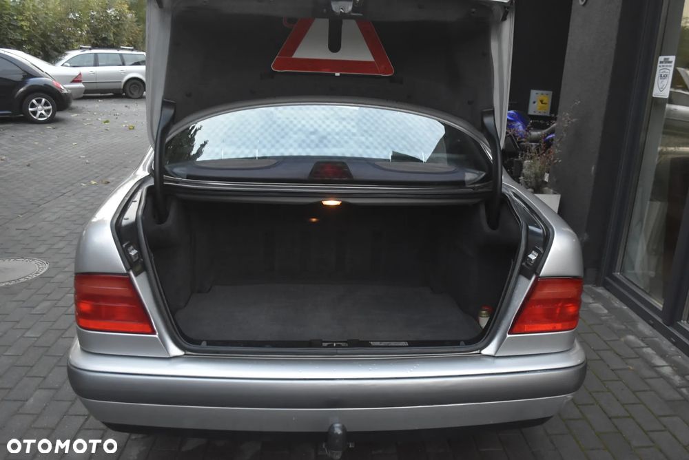 Mercedes-Benz Klasa E 230 Classic - 29