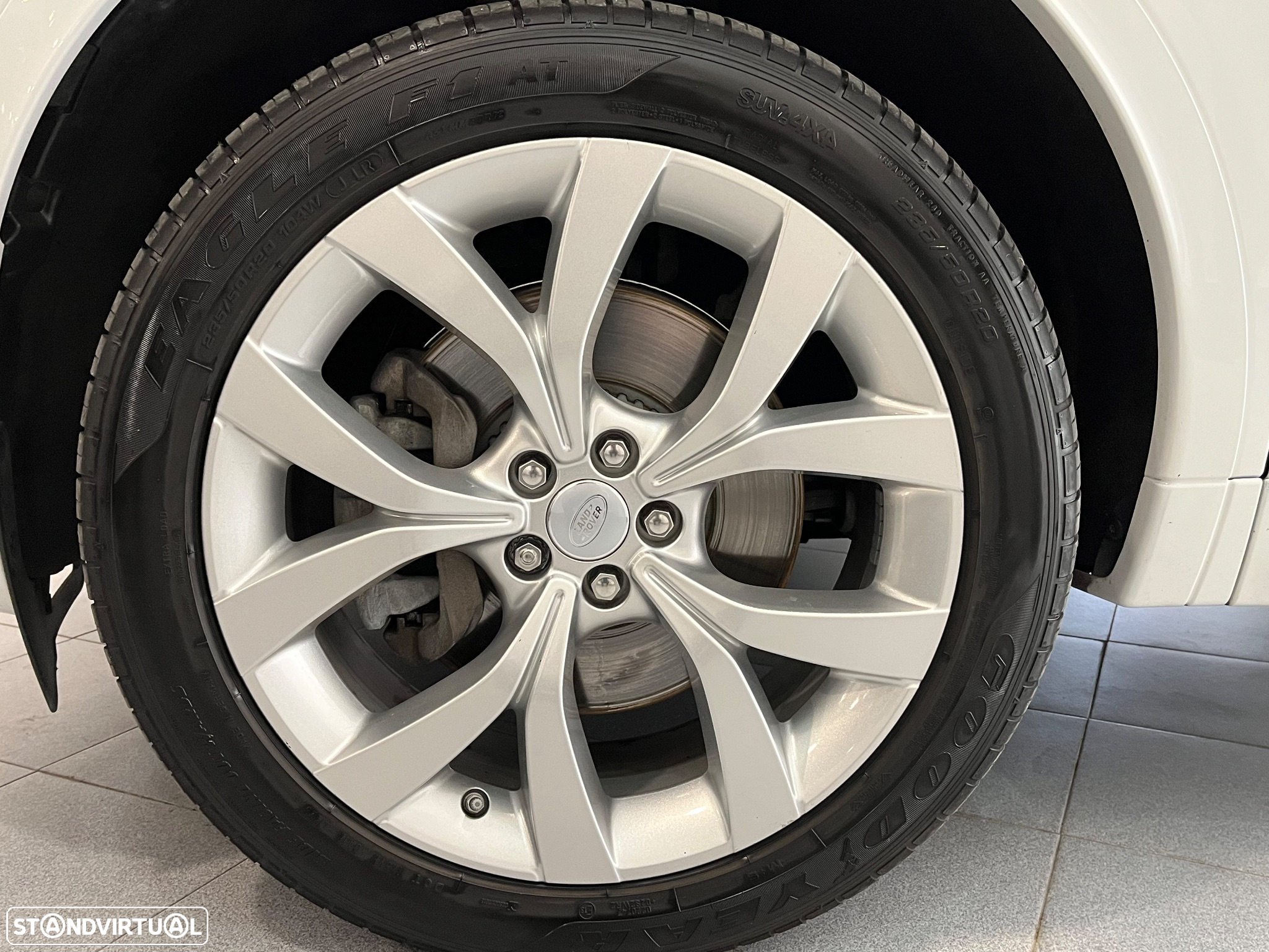 Land Rover Discovery Sport 1.5 I3 P300e AWD R-Dynamic - 17