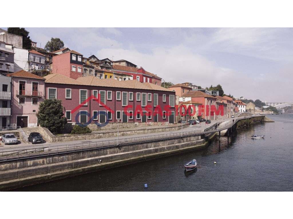 T1 em edifício industrial reabilitado no Cais da Pescaria. - Grande imagem: 2/12