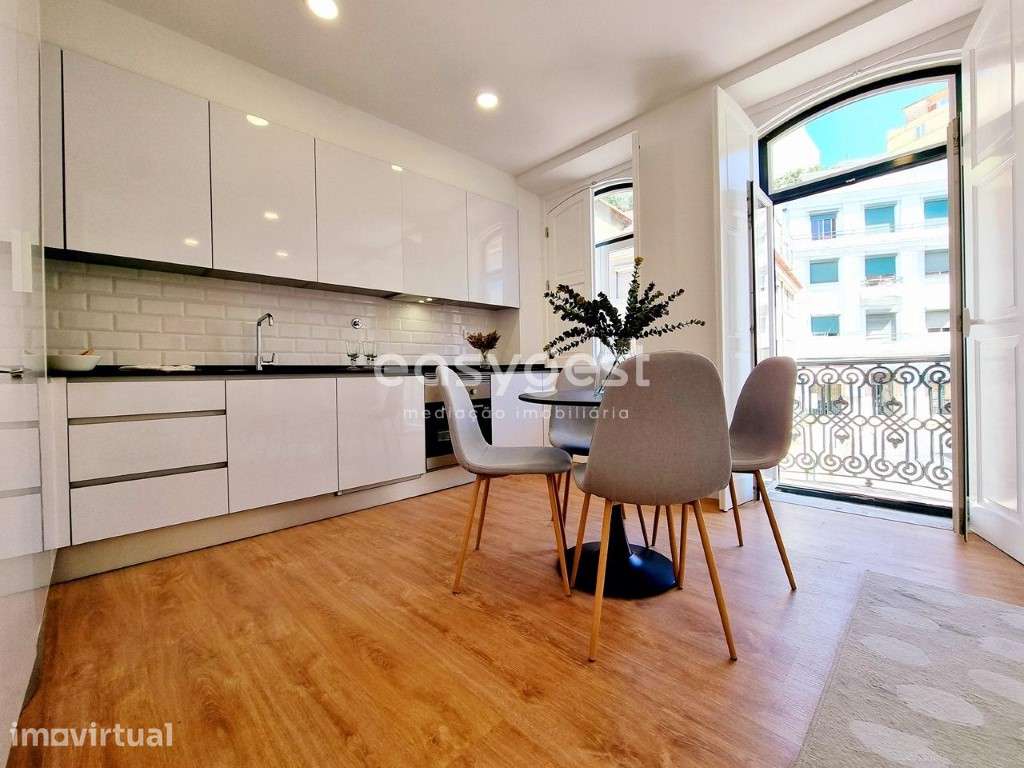 Apartamento T2 Renovado, com varanda e vista rio São Vicente - Grande imagem: 3/16