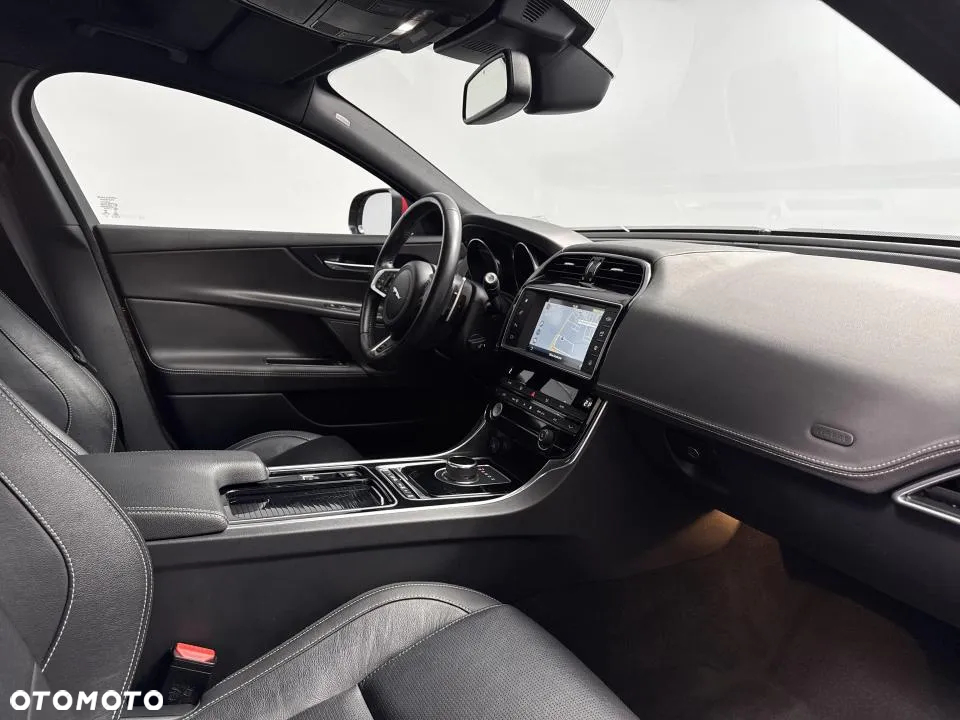 Jaguar XE 2.0 D AWD R-Sport - 24