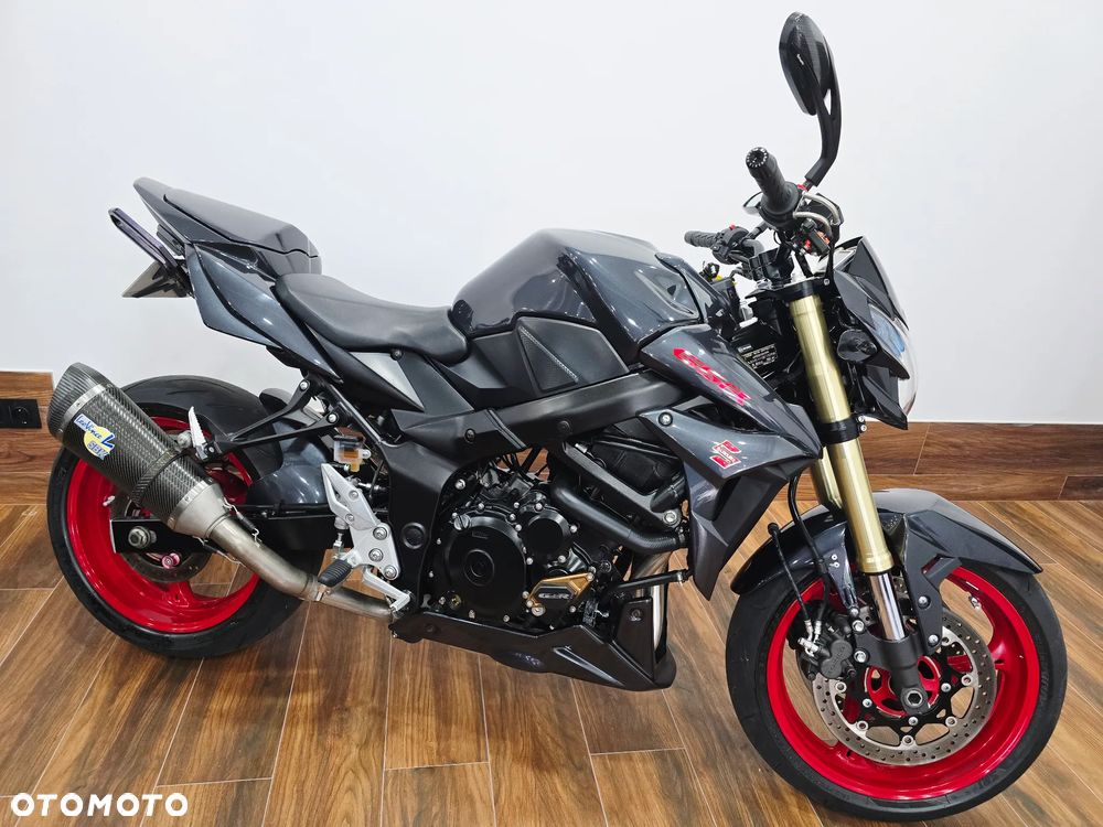 Suzuki GSR - 2