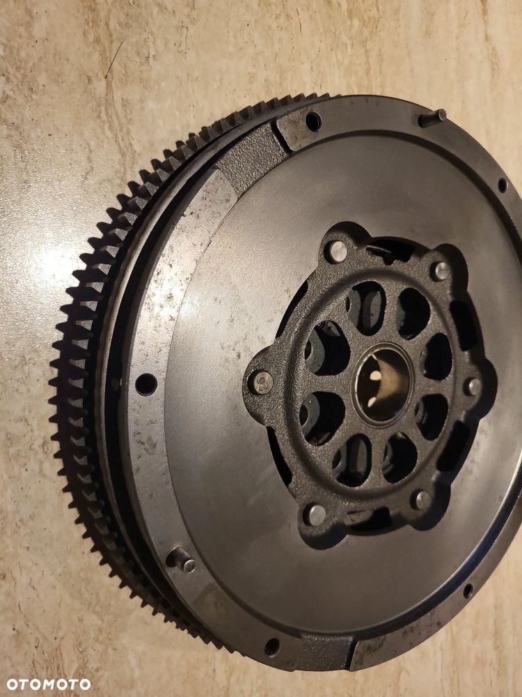 Koło zamachowe dwumasowe manualna (240mm, bez łożyska prowadzącego; bez zestawu śrubowego  FORD MONDEO III, TRANSIT; JAGUAR X-TYPE I 2.0D 10.00-12.09 - 2