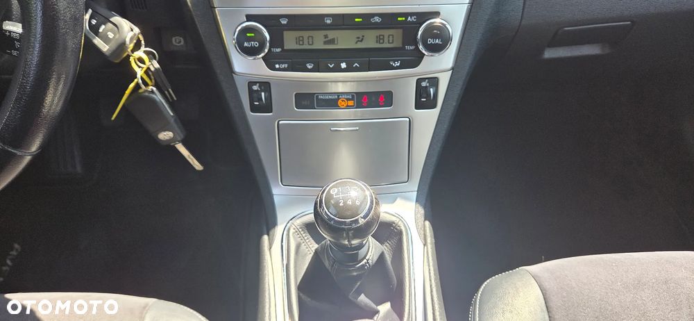 Toyota Avensis 1.8 Premium - 17