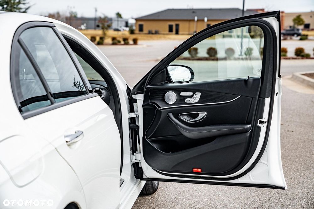 Mercedes-Benz Klasa E 300 9G-TRONIC Exclusive - 36