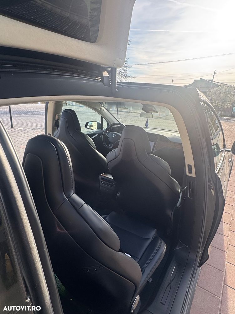 Tesla Model X - 9