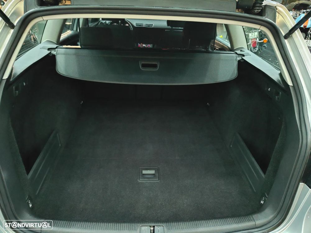 VW Passat Variant 1.6 TDI Confortline Navig - 17