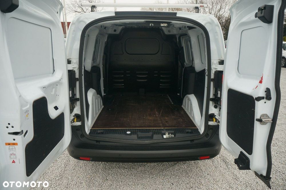 Ford Transit Courier - 26