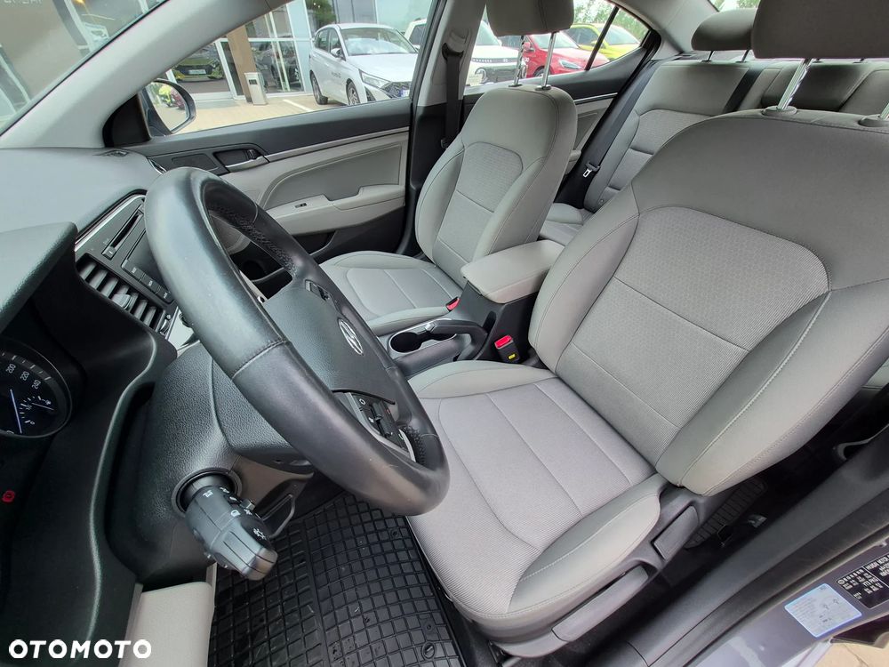 Hyundai Elantra 1.6 Comfort - 14