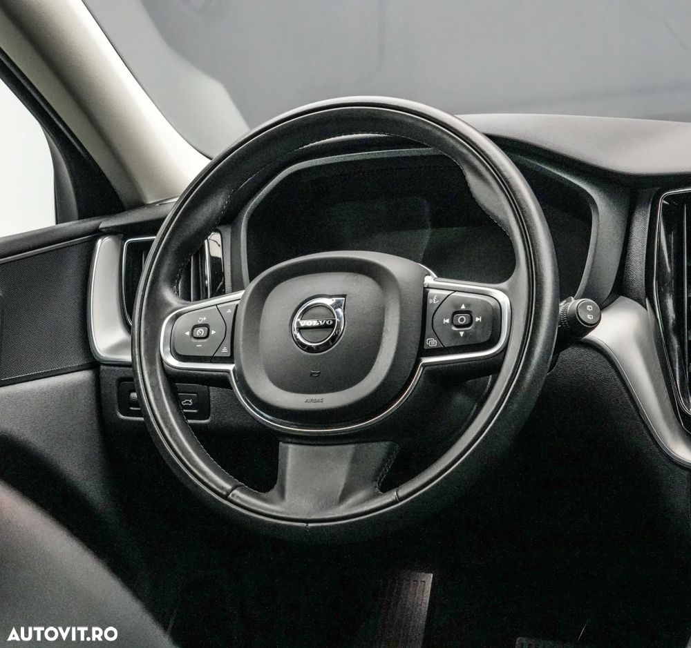 Volvo XC 60 B4 MHEV Momentum Pro - 17