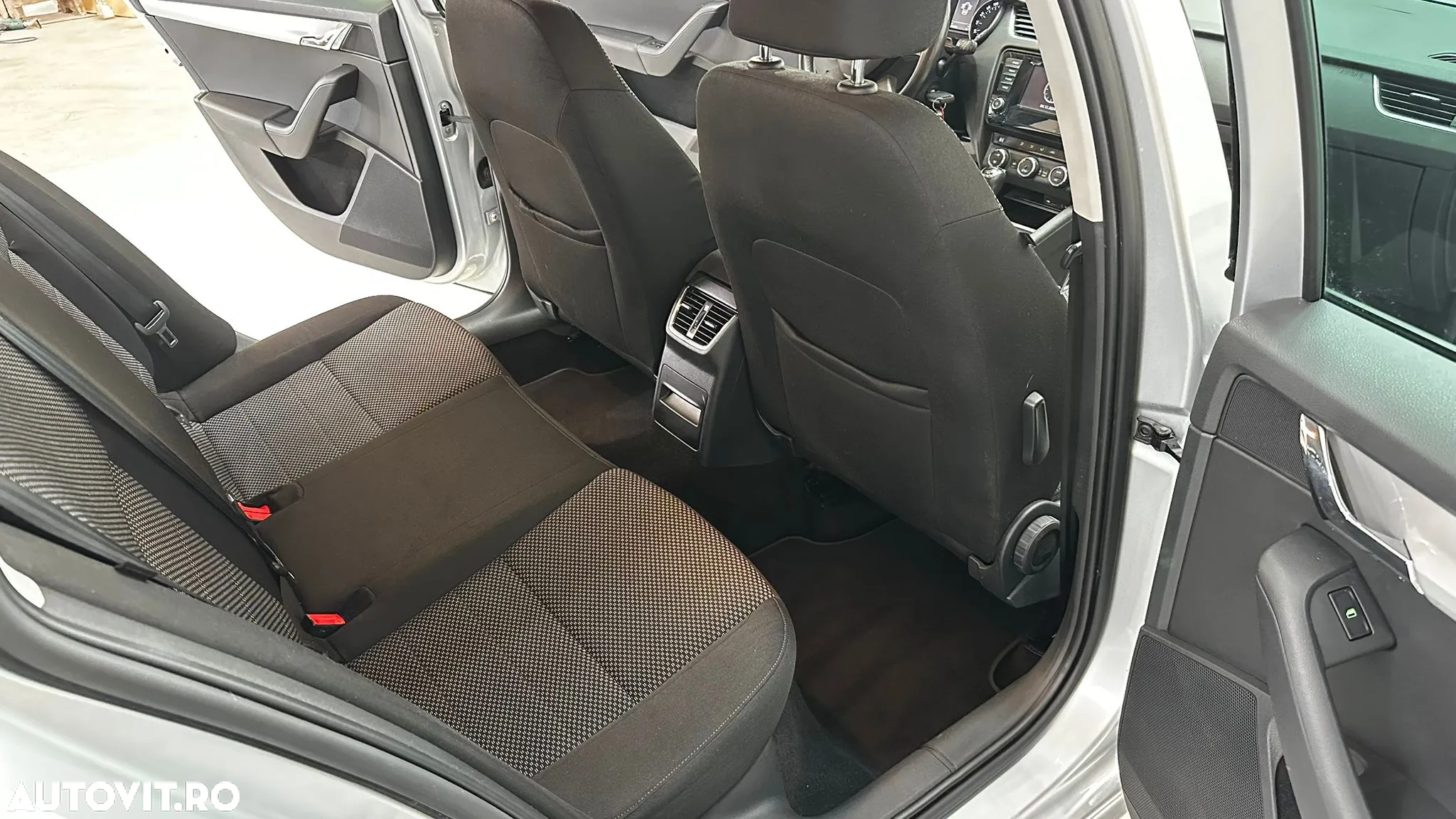 Skoda Octavia Combi 1.6 TDI DPF DSG Ambition - 9