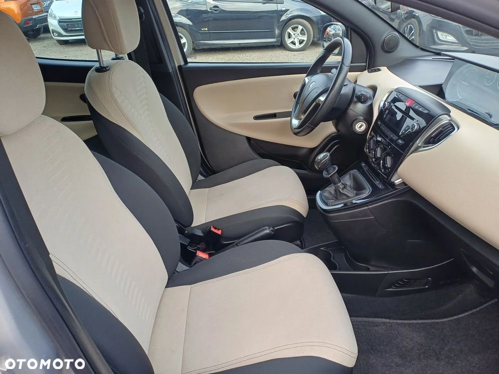 Lancia Ypsilon 1.2 8V Platino (4 os.) - 11