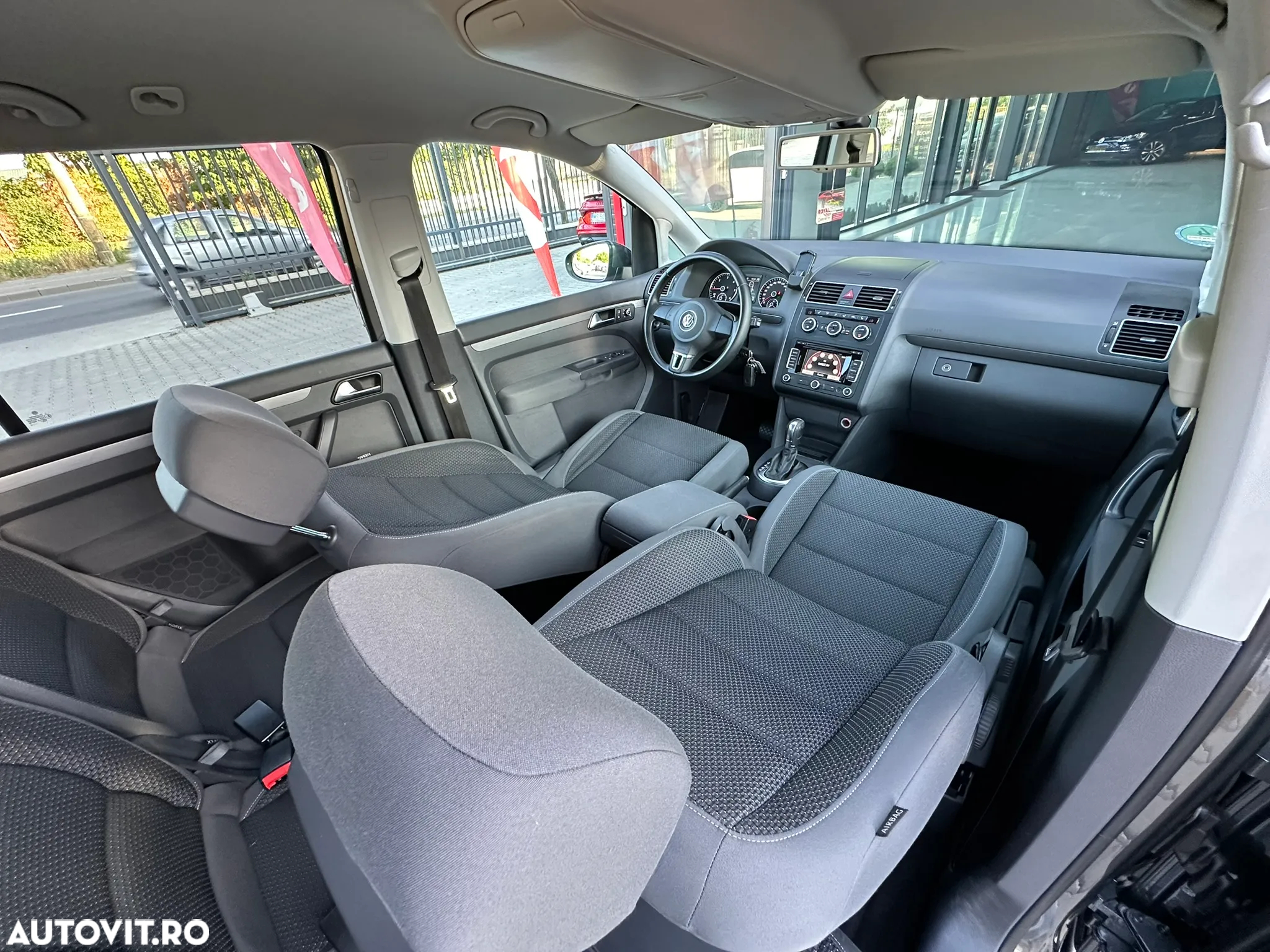 Volkswagen Touran 1.6 TDI DPF BlueMotion Technology DSG Comfortline - 16