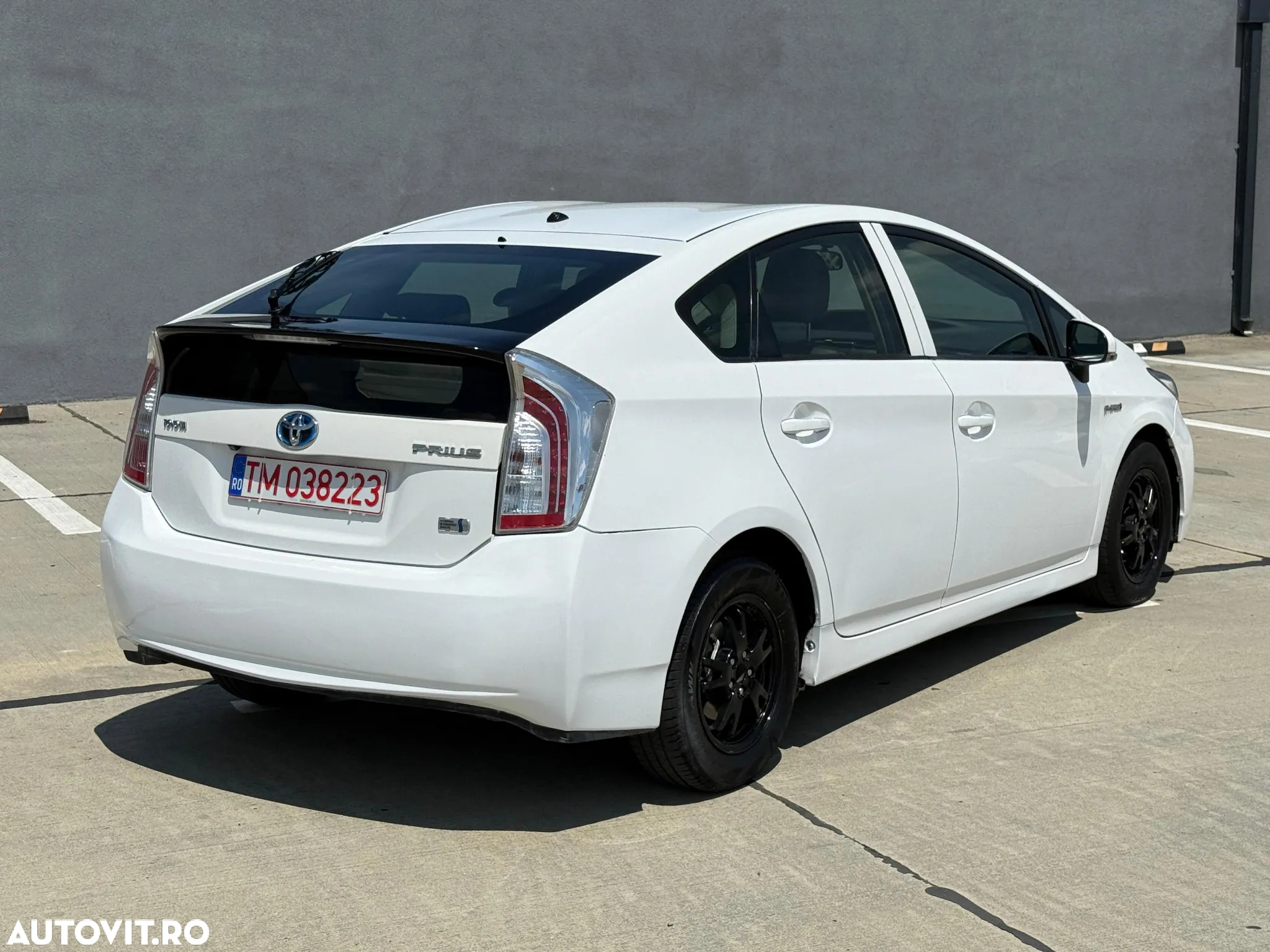 Toyota Prius (Hybrid) Executive - 3