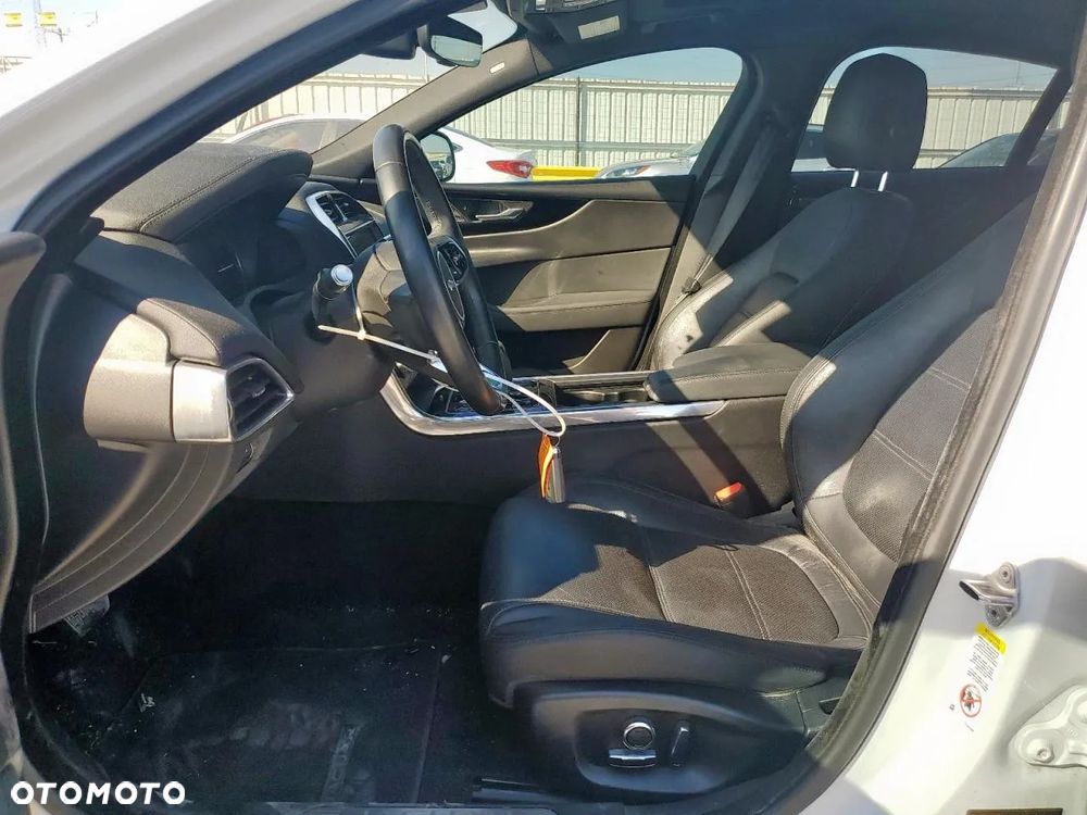 Jaguar XE 2.0 P250 R-Dynamic S - 8