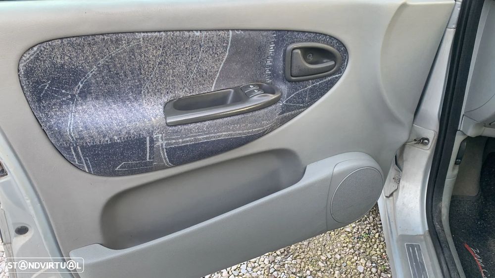 Renault Scénic 1.4 16V - 12