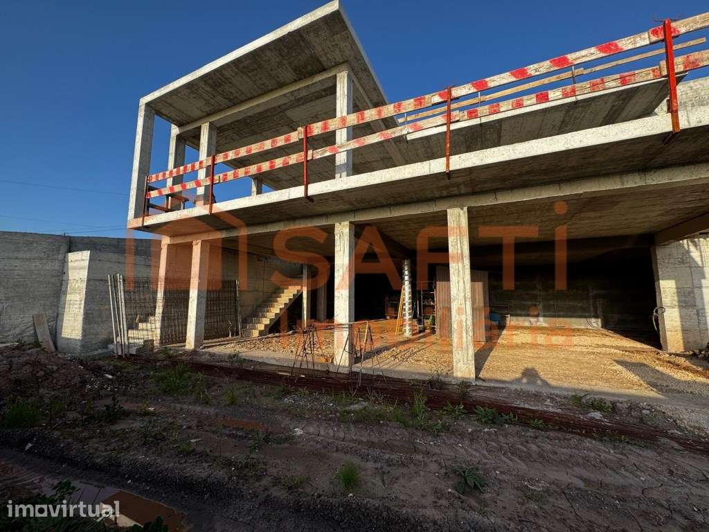 Moradia independente contemporânea em em fase final de construção -... - Grande imagem: 4/42