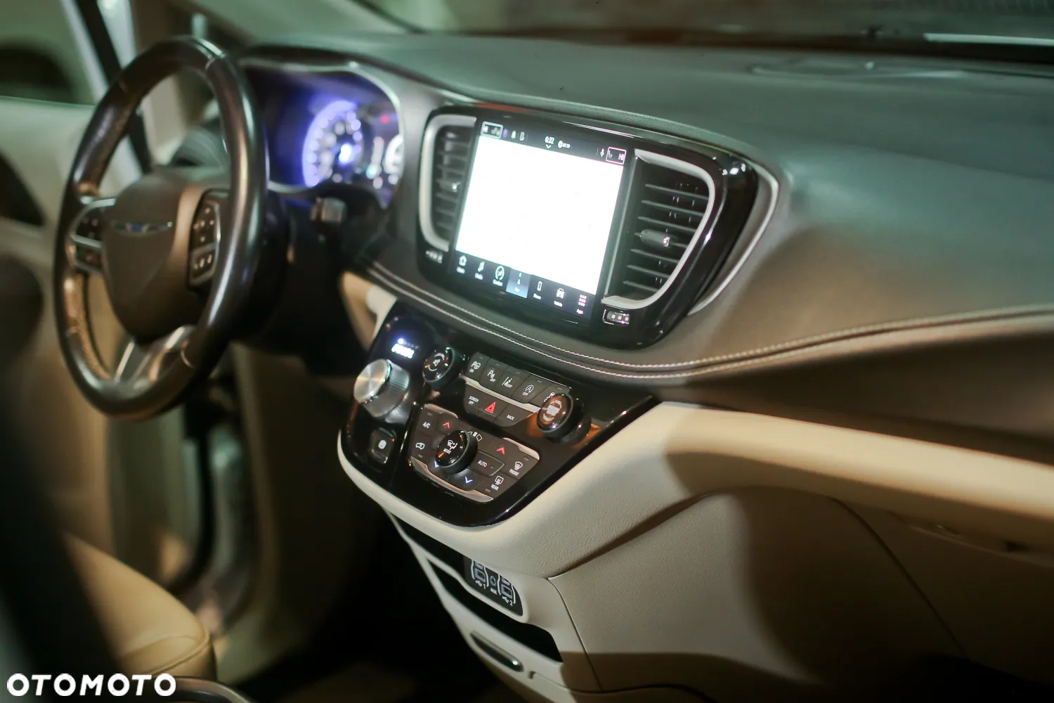 Chrysler Pacifica - 11
