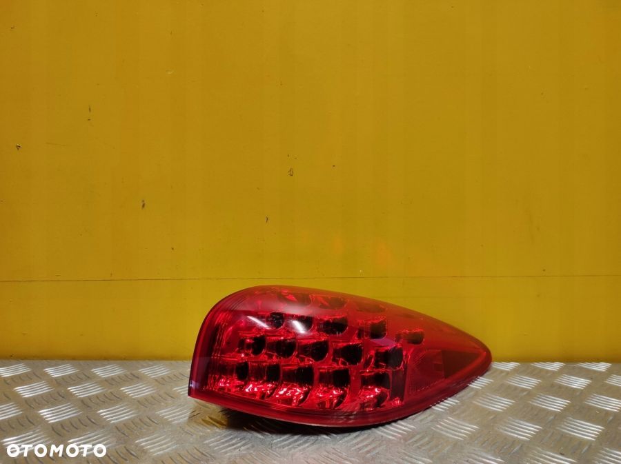 NISSAN SKYLINE CROSSOVER 2009- LAMPA TYŁ LED R USA - 1