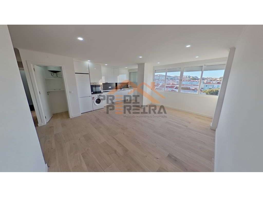 Apartamento T4, totalmente remodelado, situado na Damaia. - Grande imagem: 3/26