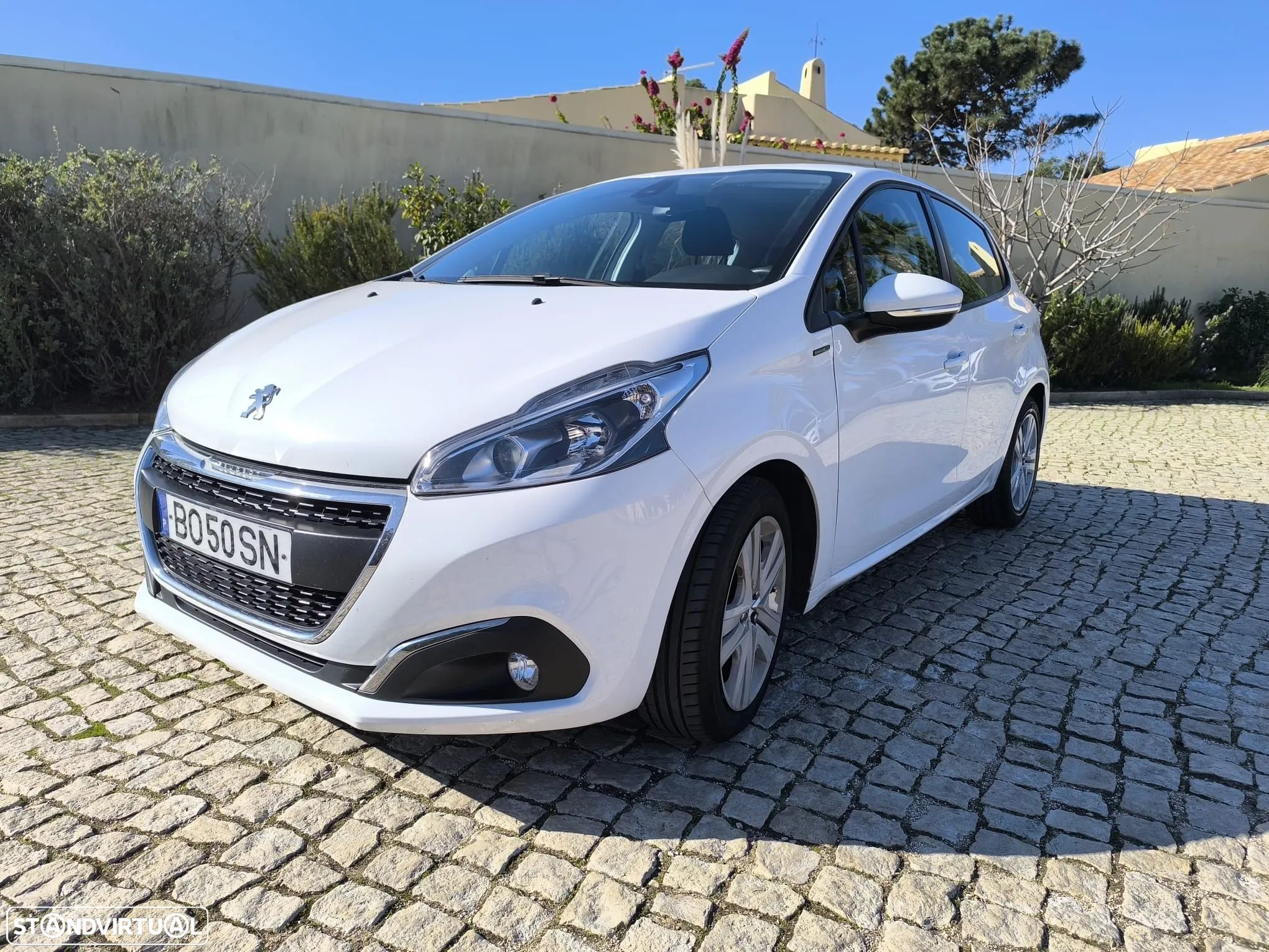 Peugeot 208 1.2 PureTech Signature - 1