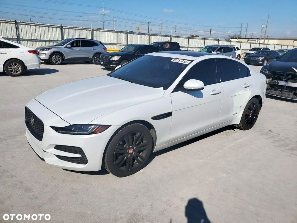 Jaguar XE 2.0 P250 R-Dynamic S - 2