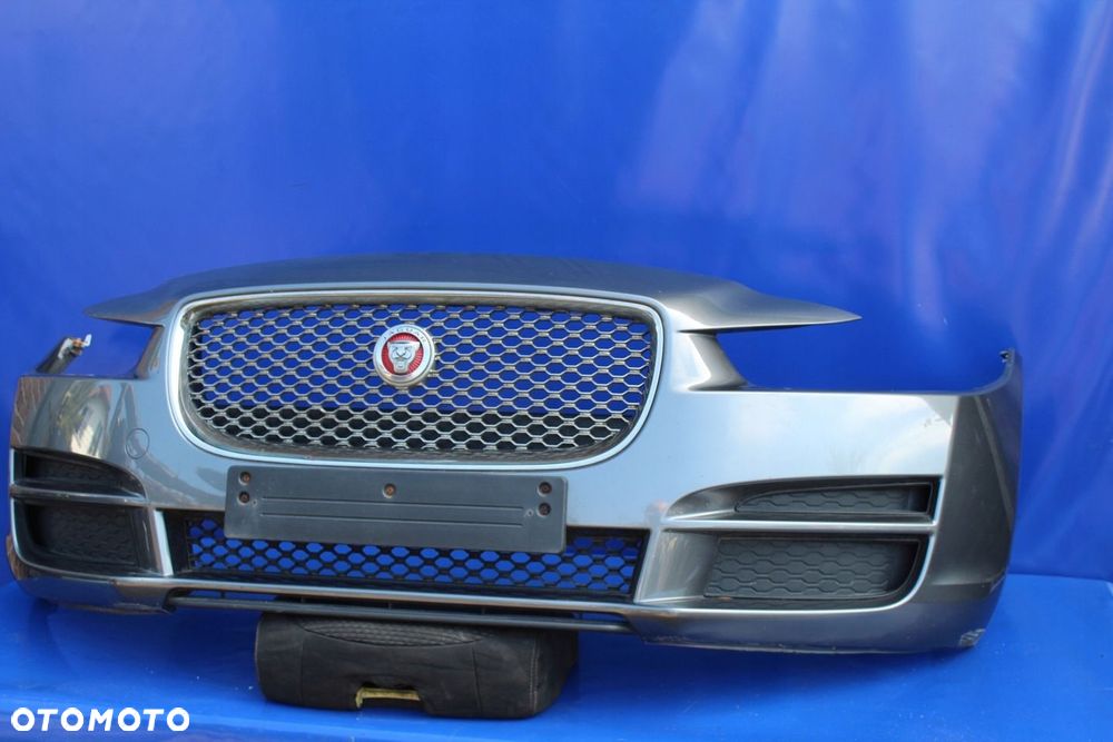 Atrapa chłodnicy grill znaczek emblemat stan BDB OE Jaguar XE X760 - 9