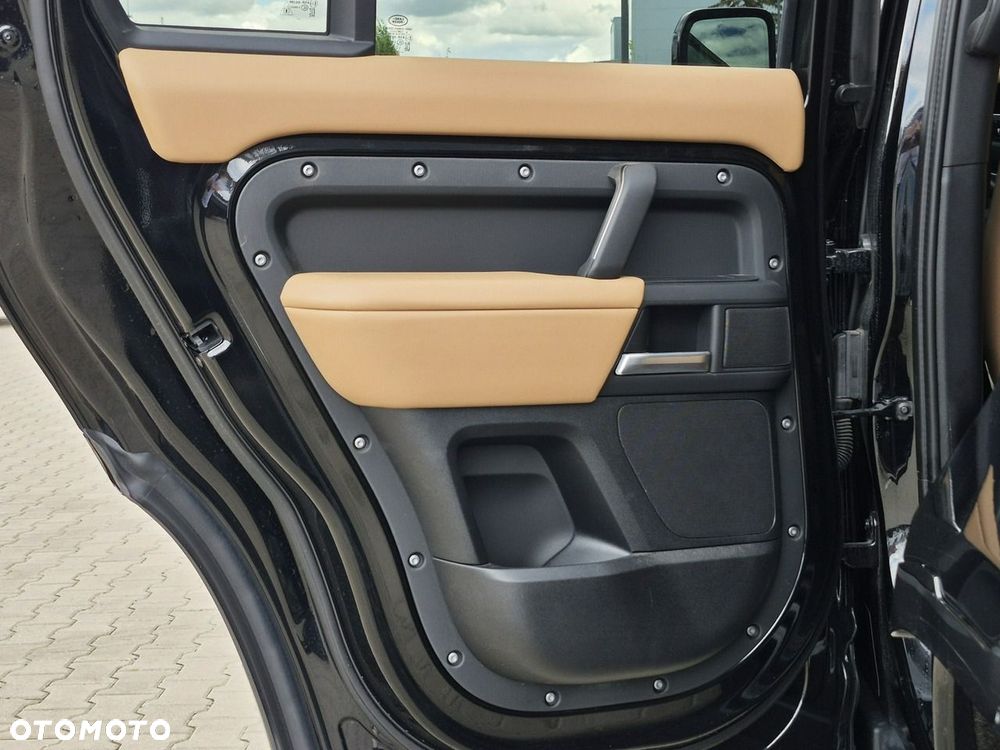 Land Rover Defender - 26