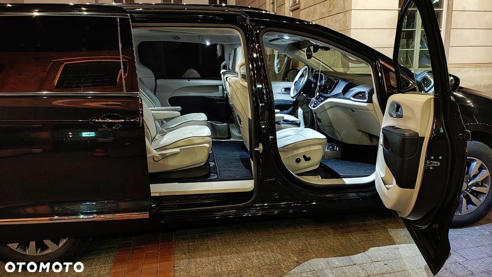 Chrysler Pacifica - 11