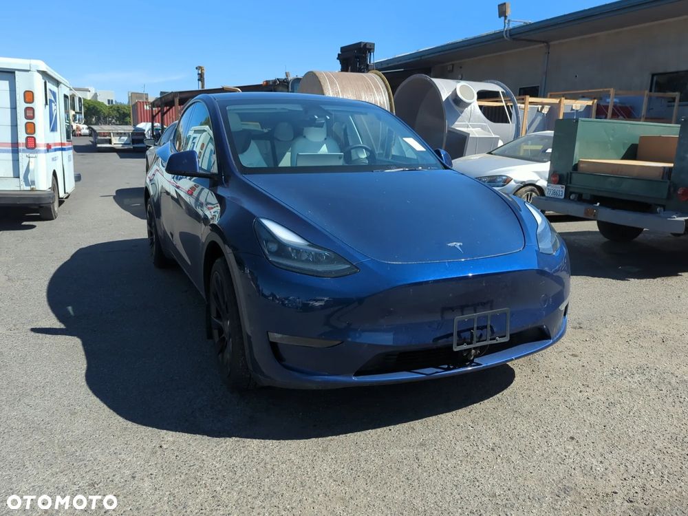 Tesla Model Y - 10