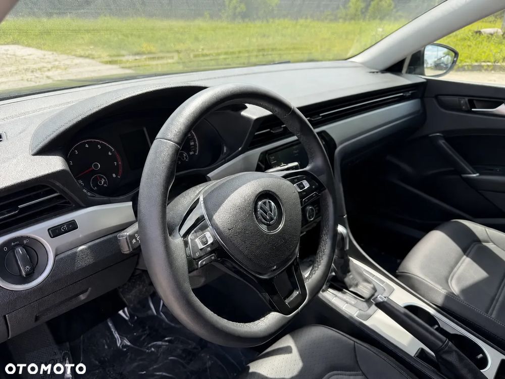 Volkswagen Passat - 11