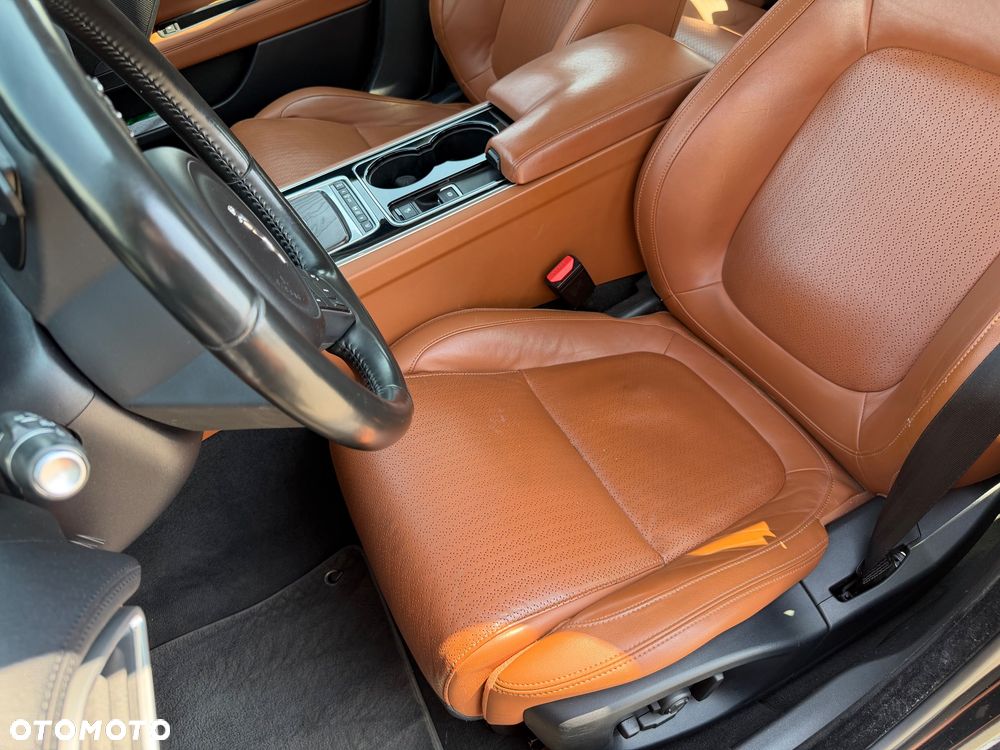 Jaguar XE 2.0 T Portfolio - 31