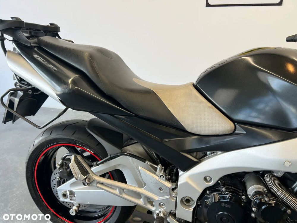 Suzuki GSR - 14