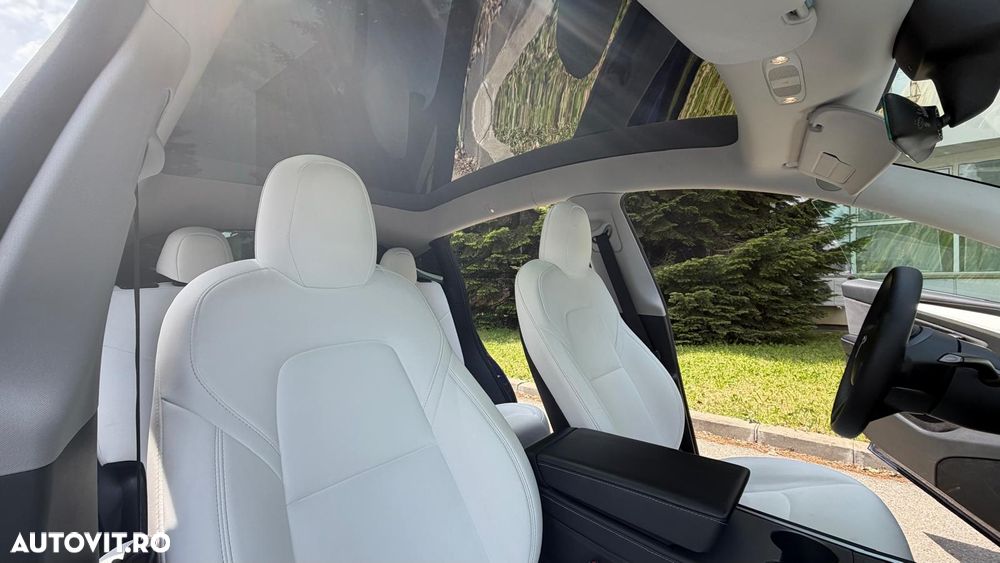 Tesla Model Y - 8