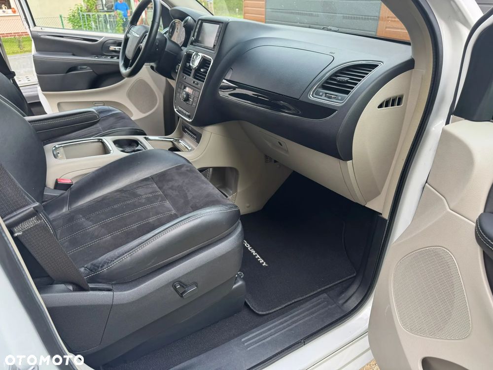 Chrysler Town & Country 3.6 Limited - 31