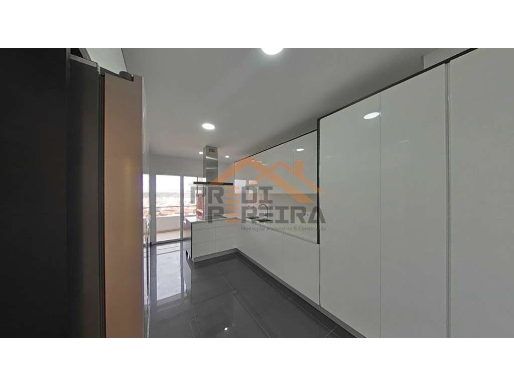 Apartamento T3, novo, com varanda e box para dois carros, situado n... - Grande imagem: 4/28
