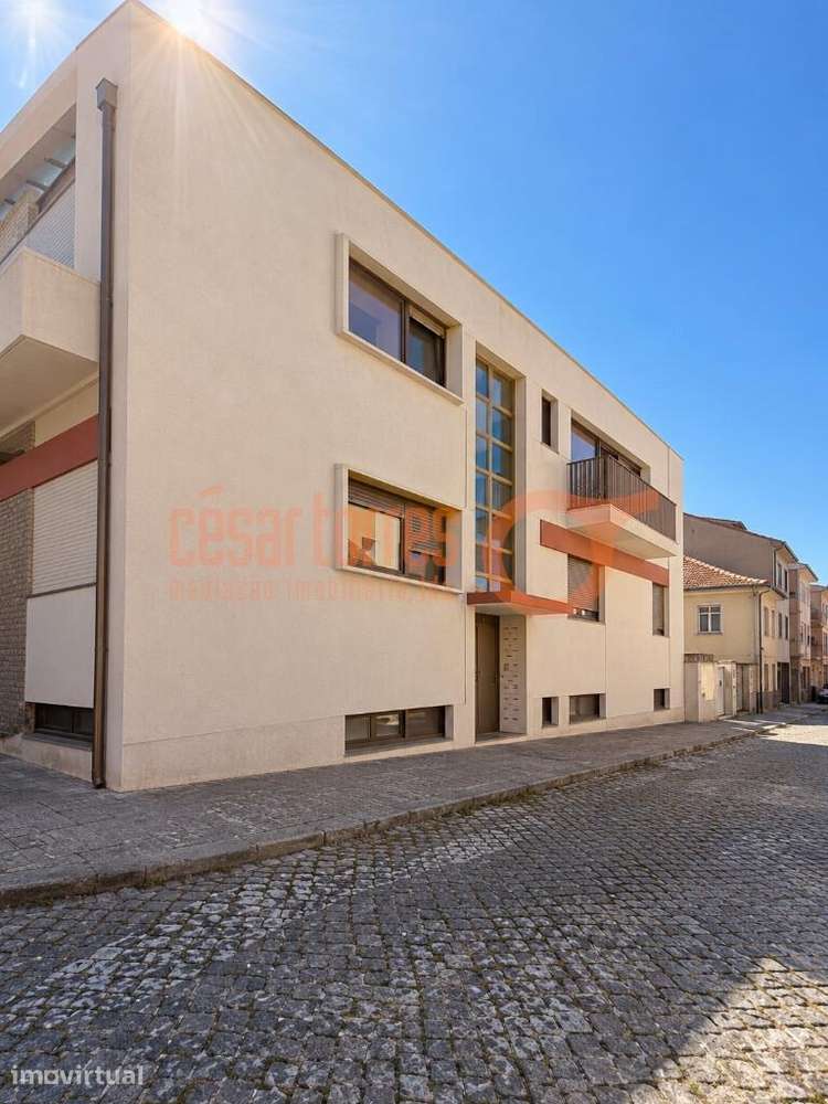 Espinho | Moradia de gaveto com 3 frentes, junto à praia - Grande imagem: 2/10