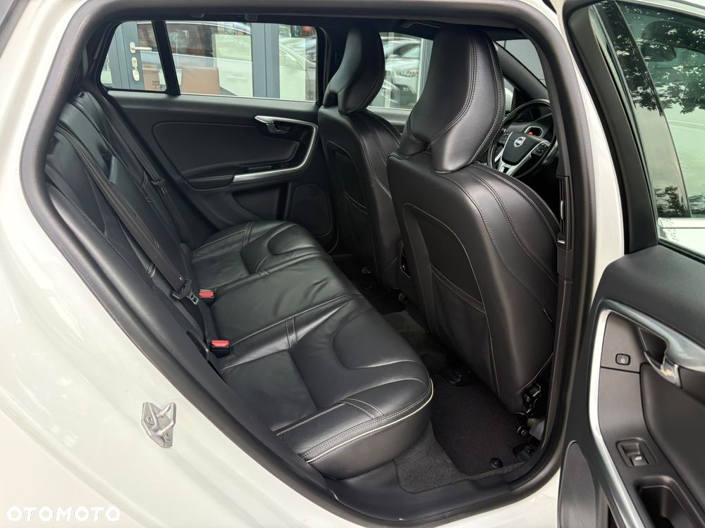 Volvo V60 D6 AWD Plug-in Hybrid R-Design Momentum - 12