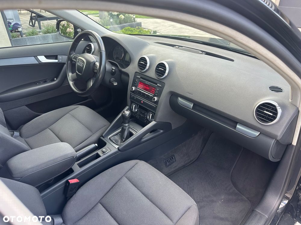 Audi A3 Sportback 1.6 TDI DPF Ambiente - 17
