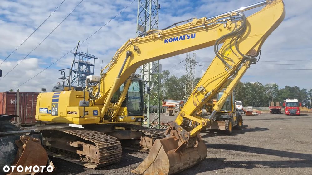 Komatsu PC210 LCi-10 - 11