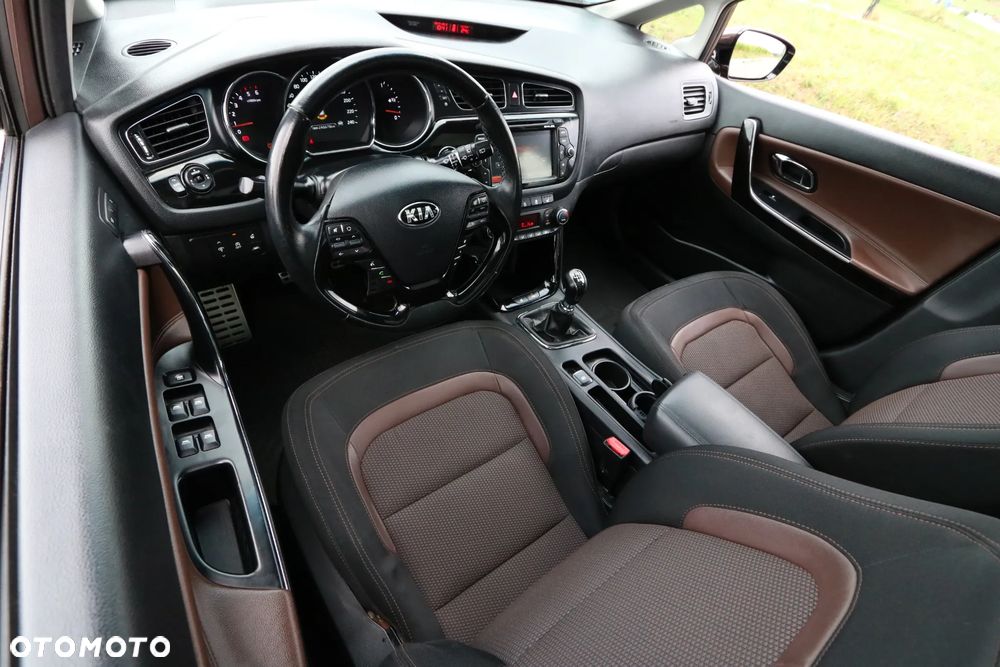 Kia Ceed 1.6 CRDi 128 Fifa World Cup Edition - 35