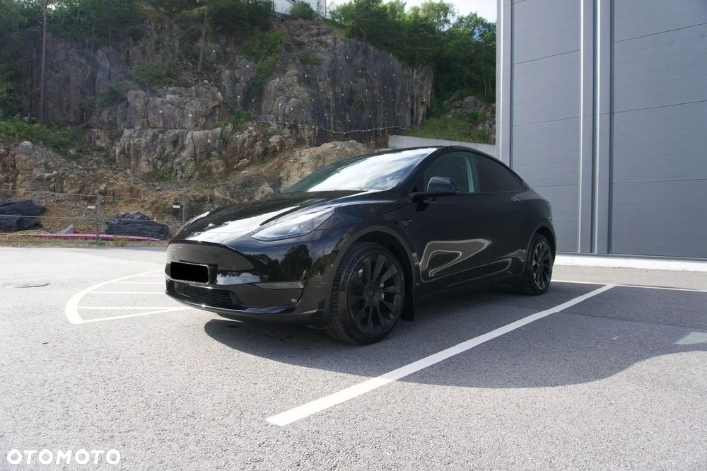 Tesla Model Y - 4