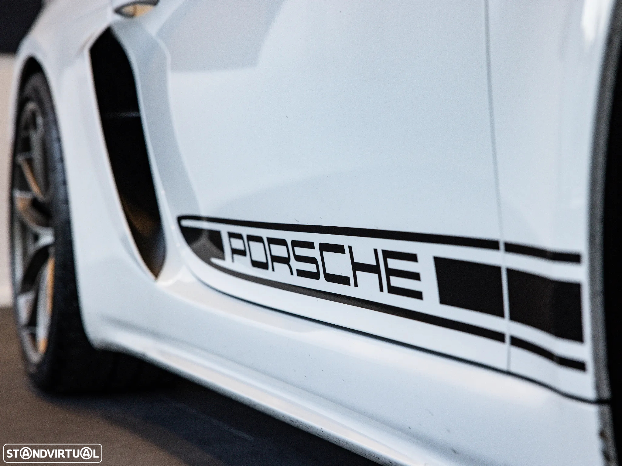 Porsche 718 Cayman GT4 - 14
