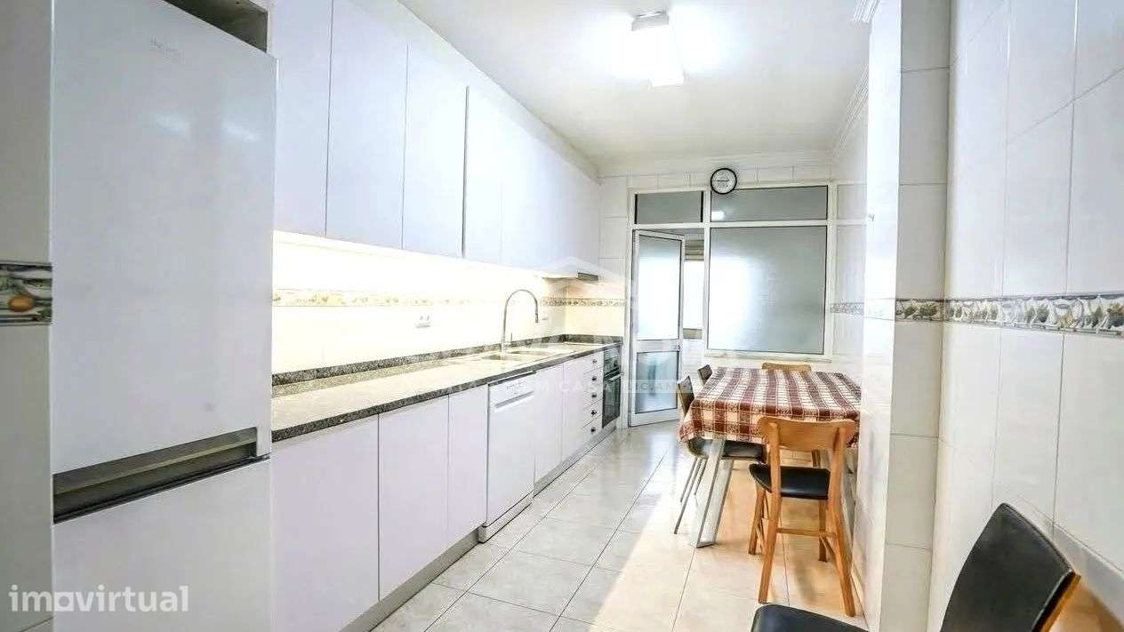 Apartamento T3 Renovado, com Varanda, Box, Último Piso - Grande imagem: 3/17