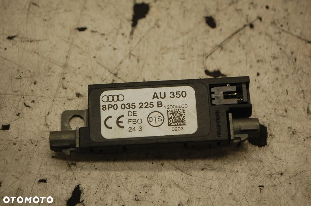 WZMACNIACZ ANTENY 8P0035225B AUDI A3 8P - 1