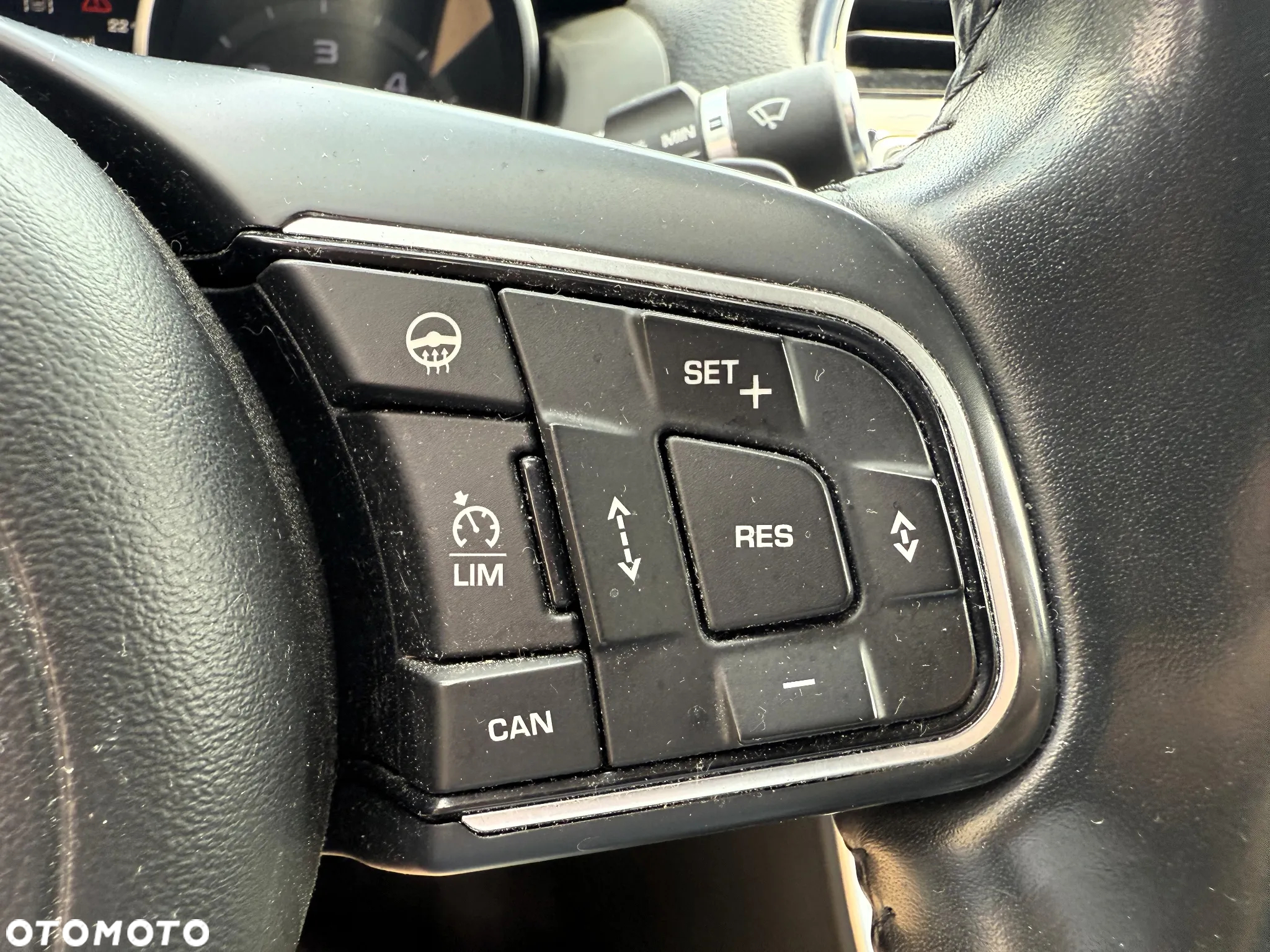 Jaguar XE 2.0 D Portfolio - 10