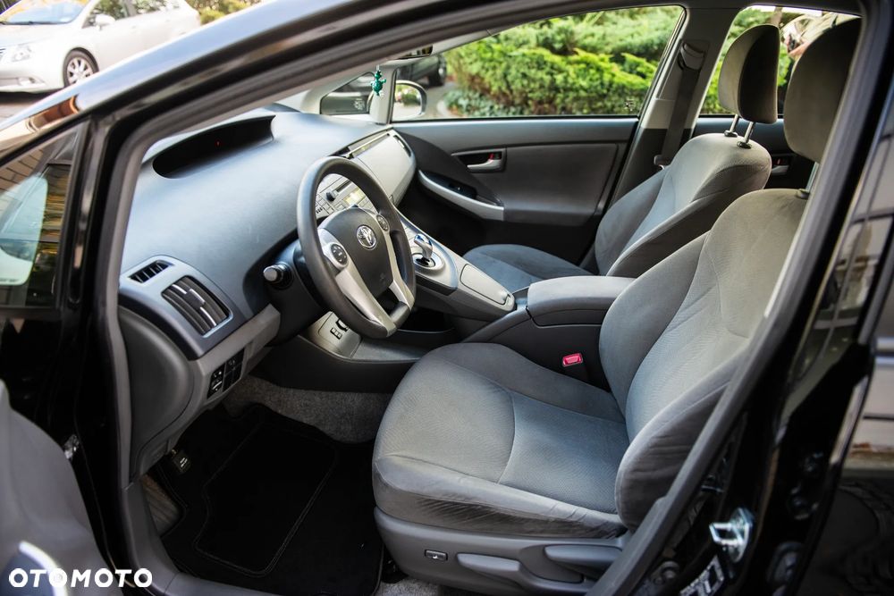Toyota Prius (Hybrid) Executive - 16
